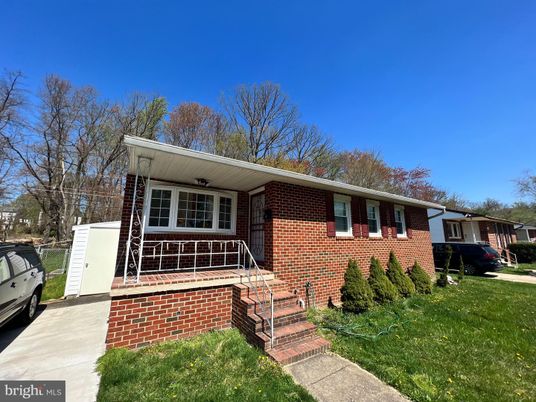 Exterior, Facade, Brick Facade, Raised Ranch