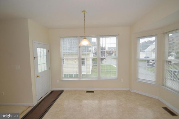 Empty room, Interior, Pendant Lights