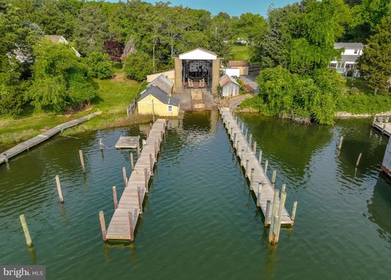 Exterior, Lake