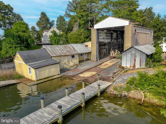 Exterior, Lake