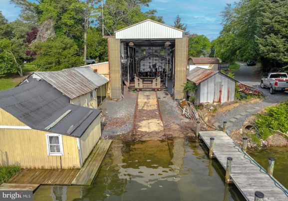 Exterior, Lake