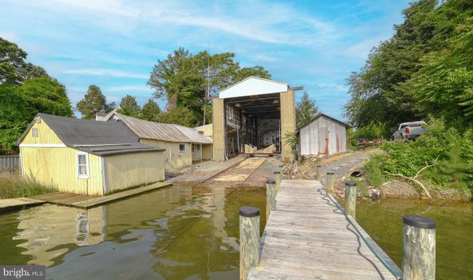 Exterior, Lake