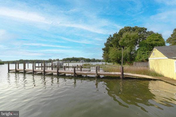 Exterior, Lake
