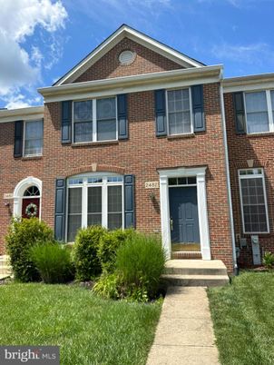 Exterior, Facade, Brick Facade, Rowhouse