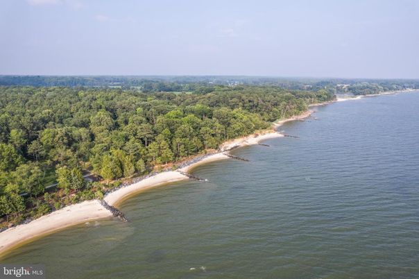 Exterior, Lake