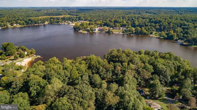 Exterior, Lake