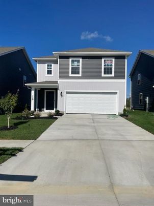 Attached, Exterior, Facade, Split Level