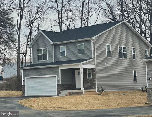 Attached, Exterior, Facade, American Craftsman