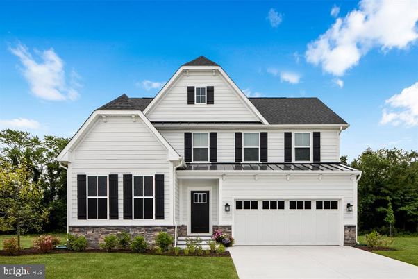 Attached, Exterior, Facade, Farmhouse