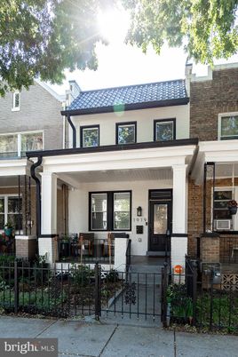 Exterior, Facade, Brick Facade, Rowhouse