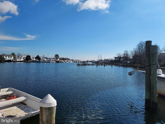 Exterior, Lake