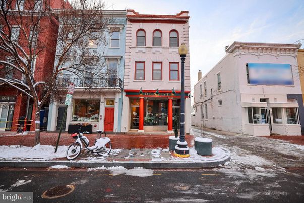 Exterior, Facade, Rowhouse