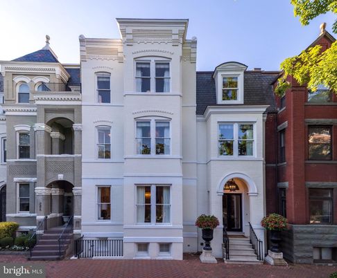 Exterior, Facade, Rowhouse