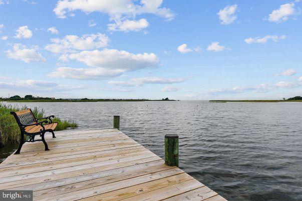 Exterior, Lake