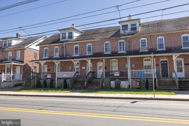 Exterior, Facade, Brick Facade, American Foursquare