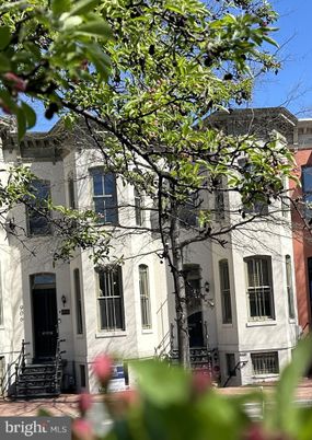Exterior, Facade, Rowhouse