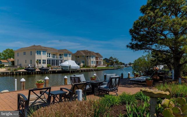 Exterior, Lake