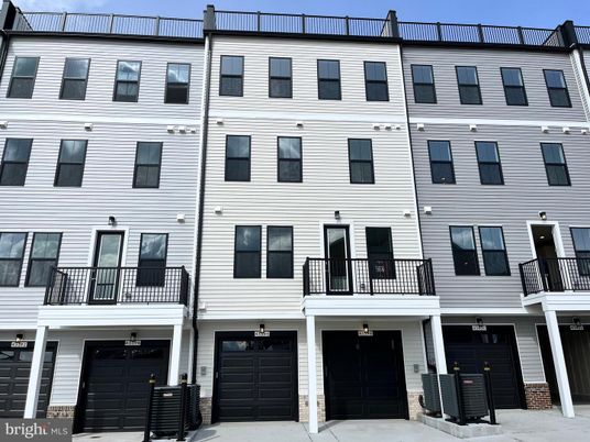 Attached, Exterior, Facade, Rowhouse