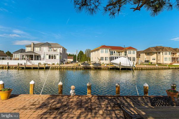 Exterior, Lake
