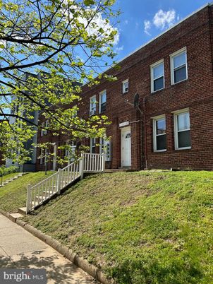Exterior, Facade, Brick Facade, Rowhouse