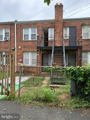 Exterior, Facade, Brick Facade, Rowhouse