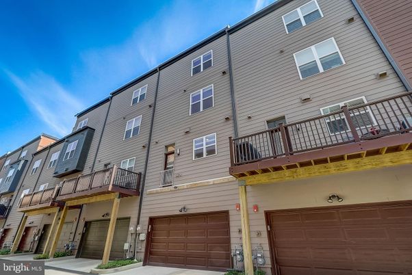 Attached, Exterior, Facade, Rowhouse