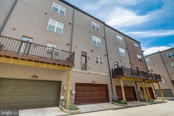 Attached, Exterior, Facade, Rowhouse