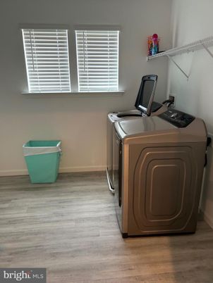 Interior, Washer, Wood Texture Flooring