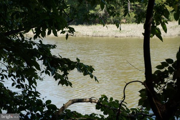 Exterior, Lake