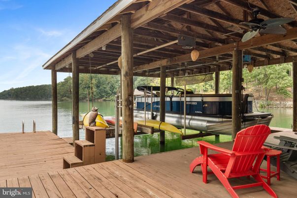 Exterior, Lake