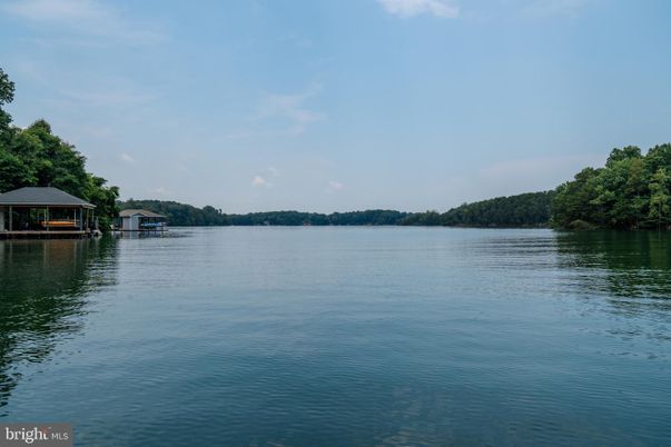 Exterior, Lake