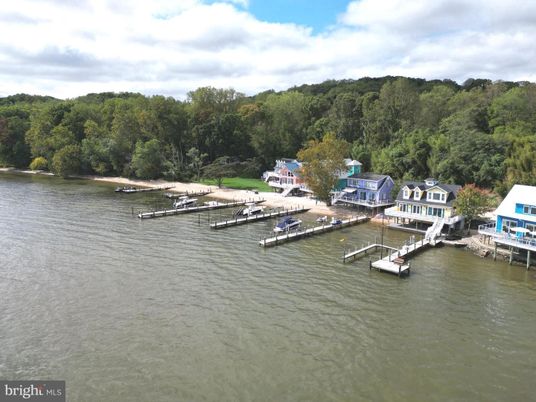 Exterior, Lake