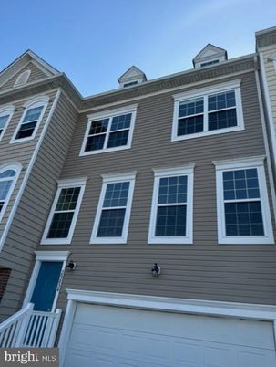 Attached, Exterior, Facade, Rowhouse