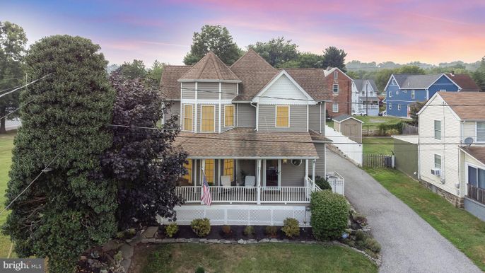 Exterior, Facade, Queen Anne Victorian