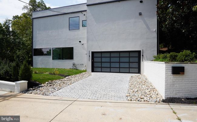 Attached, Exterior, Facade, Modern