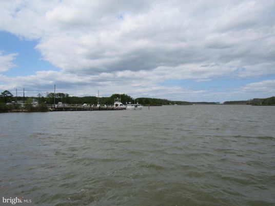 Exterior, Lake