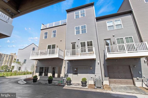 Attached, Exterior, Facade, Rowhouse
