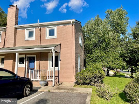 Exterior, Facade, Rowhouse