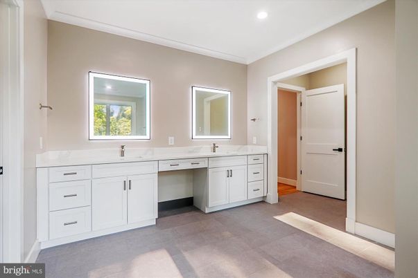 Bathroom, Dual Sink Vanities, Interior, Recessed Lighting