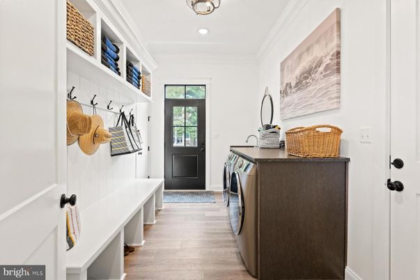 Interior, Recessed Lighting, Washer, Wood Texture Flooring