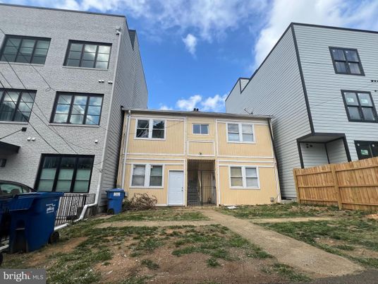 Exterior, Facade, Rowhouse