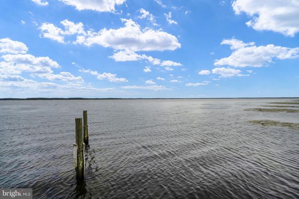 Exterior, Lake