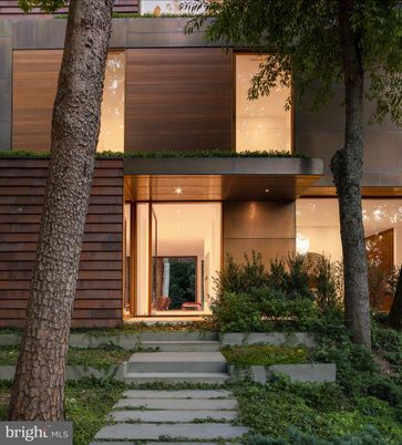 Exterior, Facade, Modern