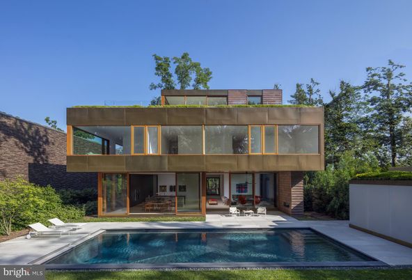 Exterior, Facade, Pool, Modern