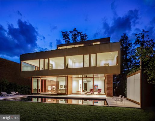 Backyard, Exterior, Facade, Modern