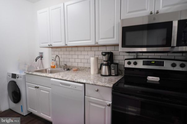 Interior, Kitchen, Washer, Wood Texture Flooring