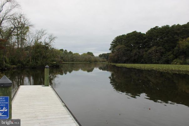Exterior, Lake