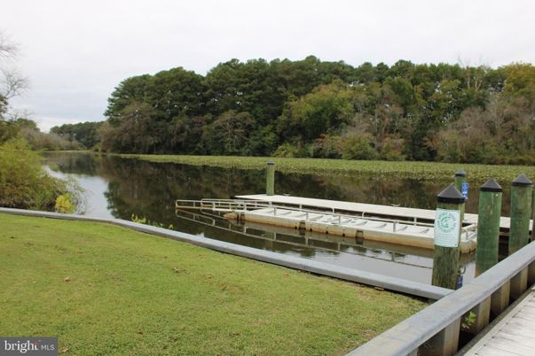 Exterior, Lake