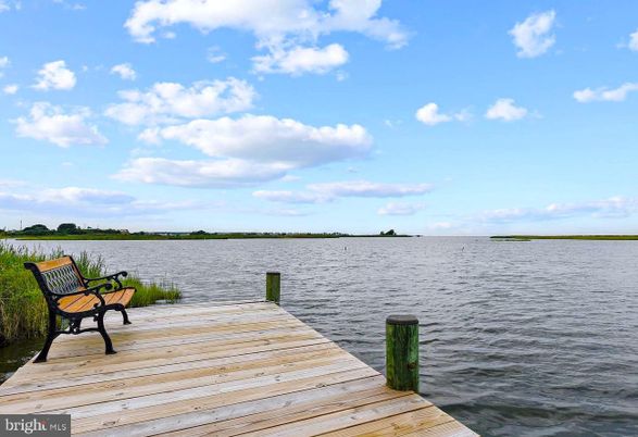 Exterior, Lake