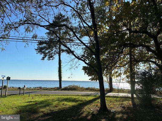 Exterior, Lake